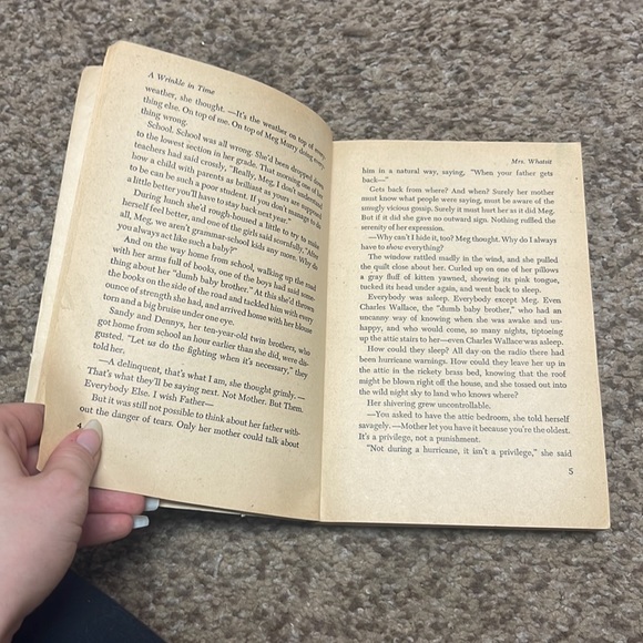A wrinkle in time paperback book by Madeleine L’Engle - Picture 14 of 14